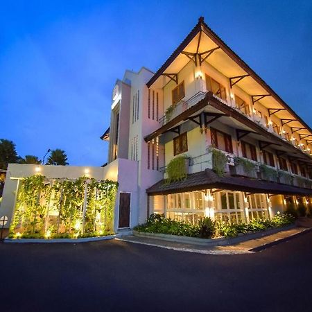Hotel Nyland Pasteur Бандунг Екстериор снимка